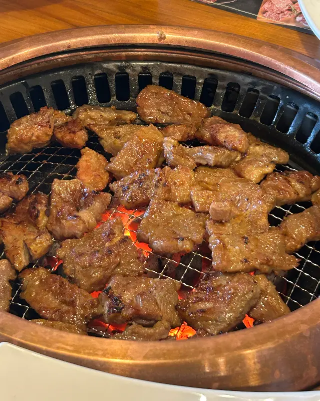 숯불 위에서 익어가는 돼지갈비