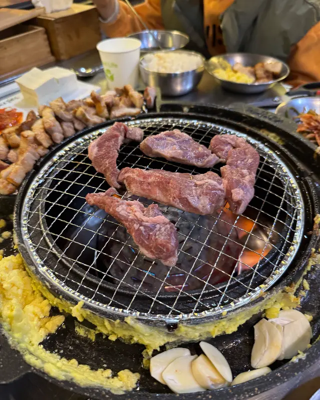 불판 주변에 익어가는 계란 크러스트