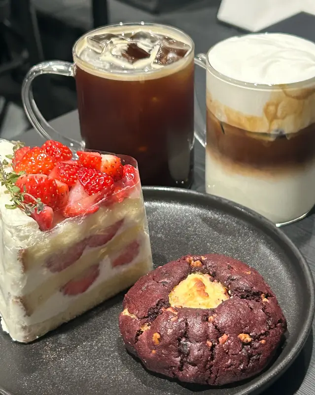 딸기 쇼트 케이크와 음료