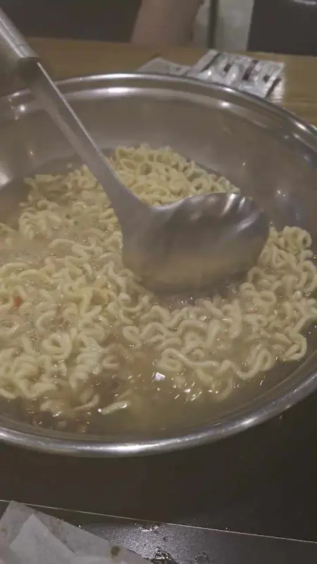 떡볶이에 라면 사리를 넣어 먹는 모습