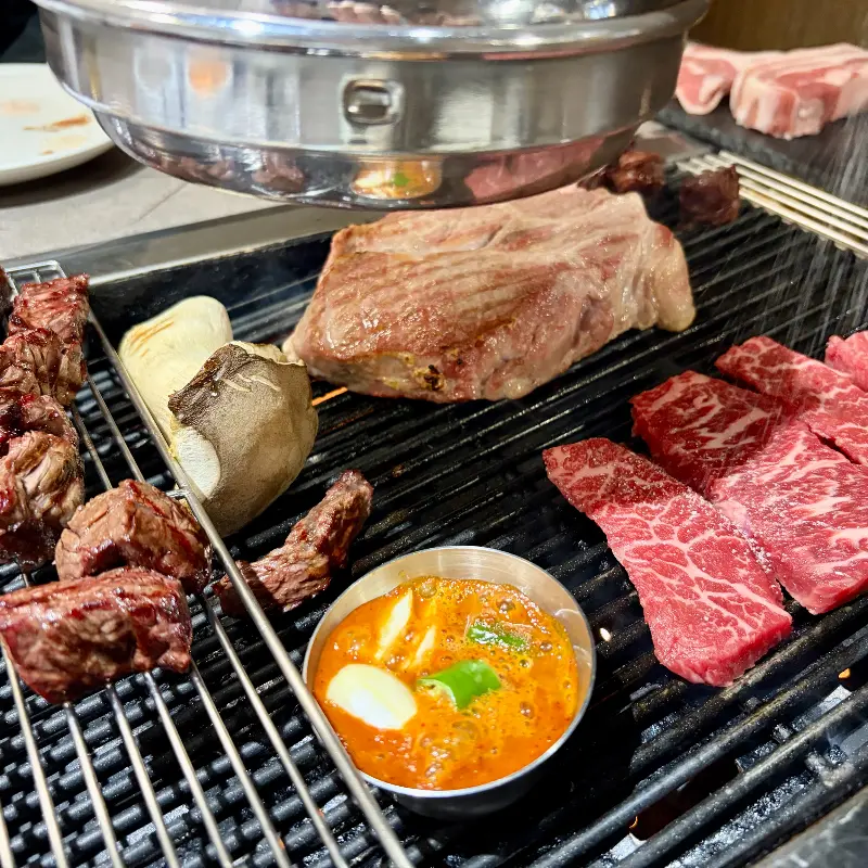 불판 위에서 익어가는 고기