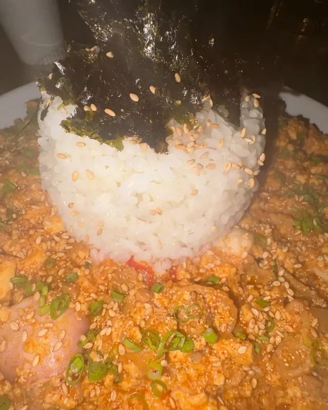 곱창 라구 파스타 위로 김 가루가 흩뿌려진 모습