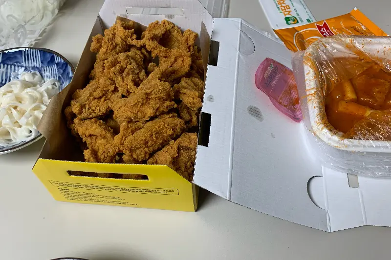 핫순살 치킨과 로제 떡볶이