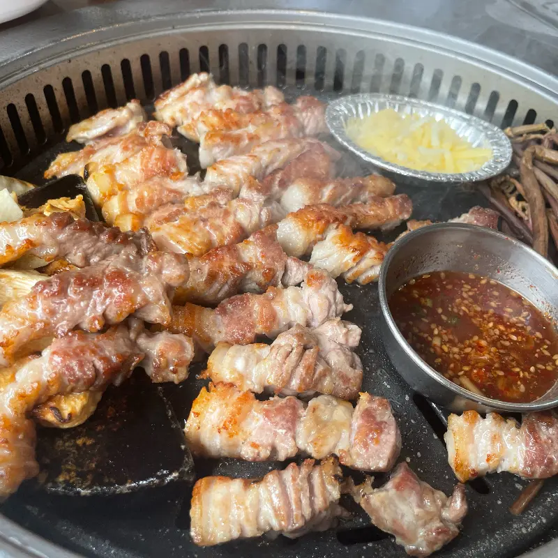 불판 위 삼겹살, 버섯, 고사리, 소스