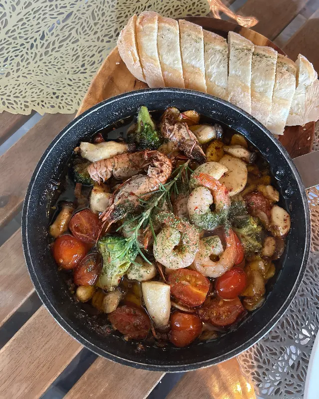 감바스와 바게트 빵