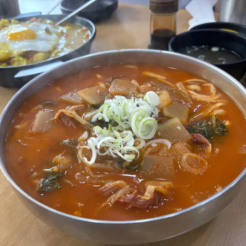 얼큰한 육개장 칼국수