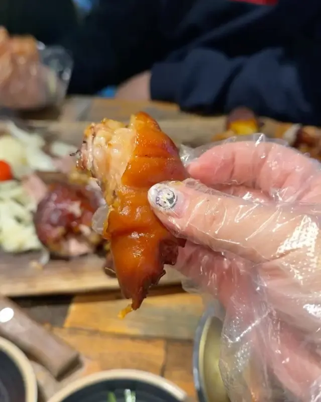 탱글탱글한 족발 한 점