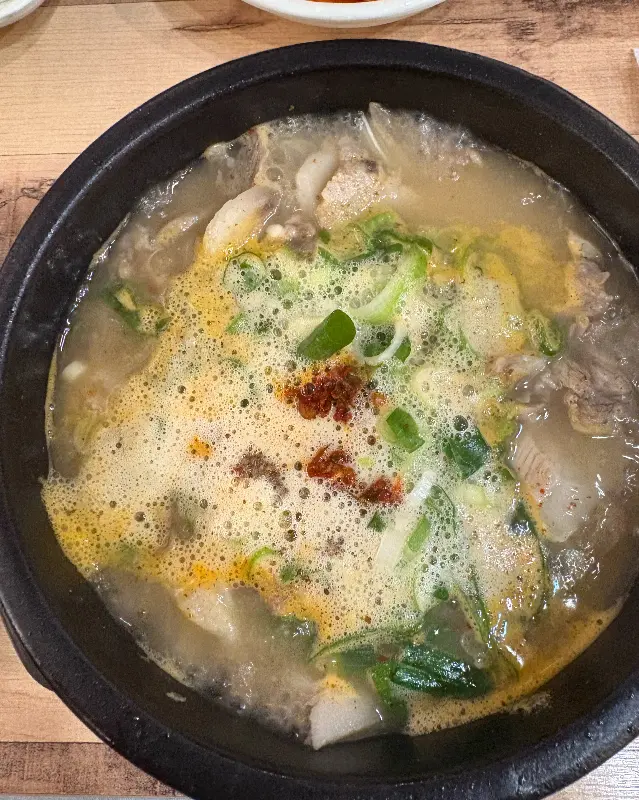 뚝배기 안에서 보글보글 끓는 국밥