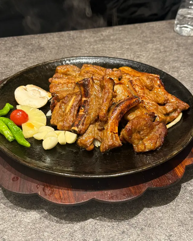 따뜻하게 먹을 수 있는 돼지갈비