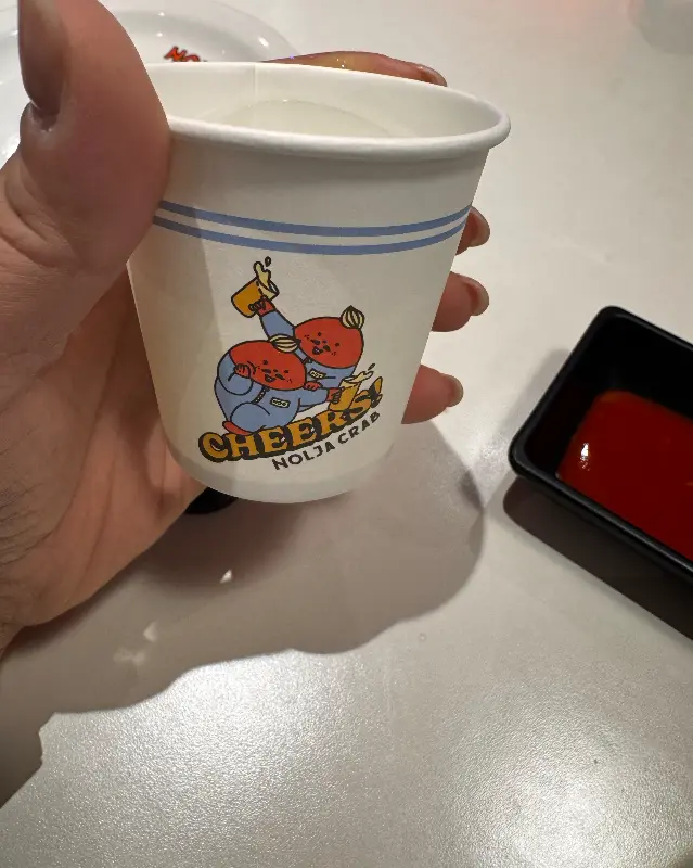 놀자대게 캐릭터가 그려진 종이컵
