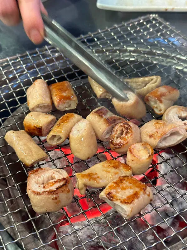 불판 위에서 노릇하게 익어가는 막창