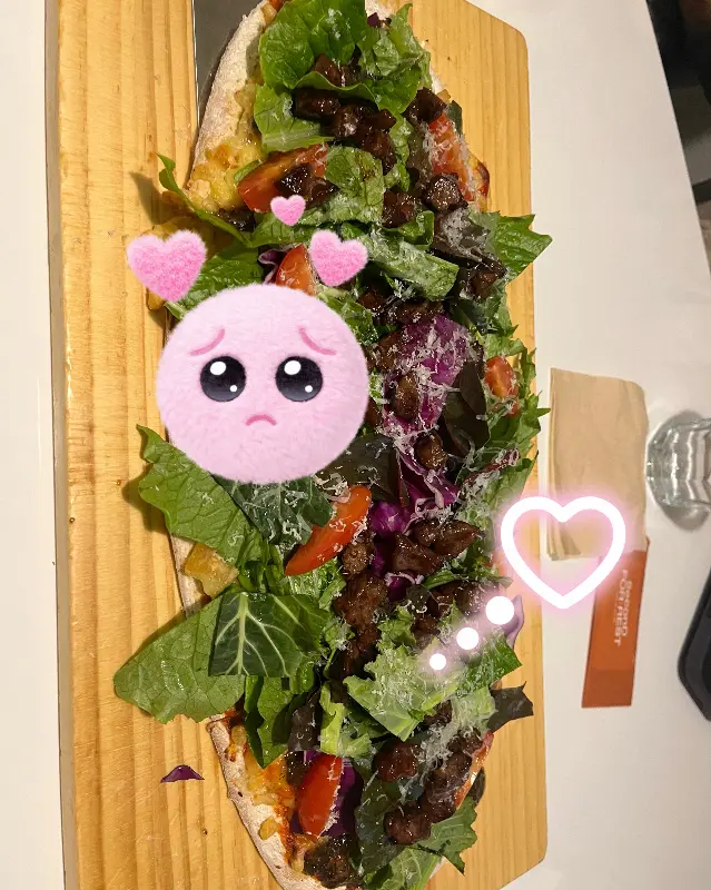 신선한 채소가 듬뿍 올라간 스테이크 샐러드 피자