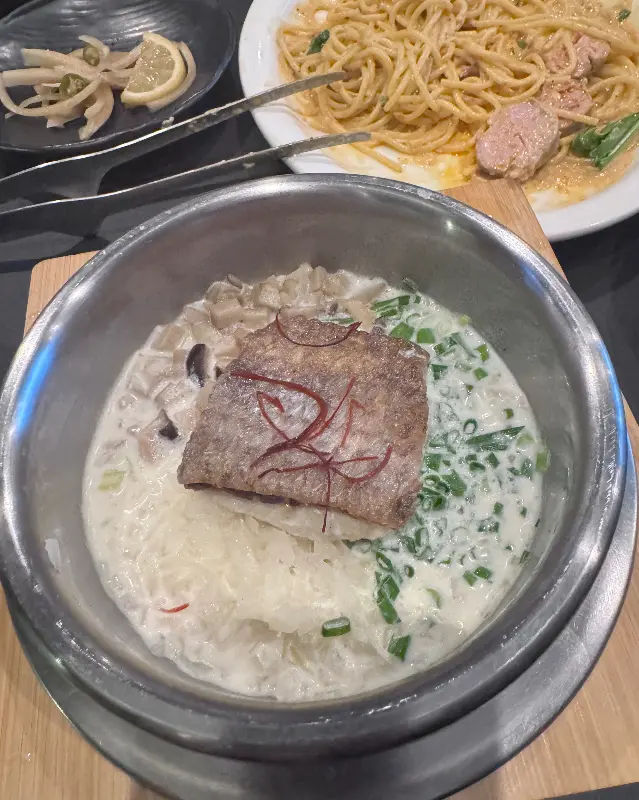 솥밥과 파스타의 조화로운 한 상 차림