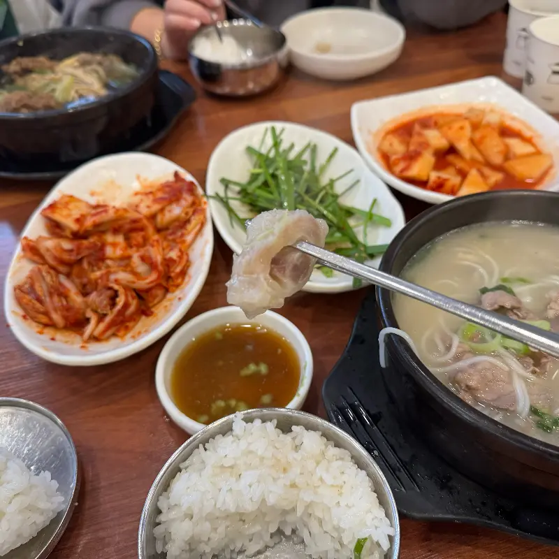 설렁탕과 함께 제공되는 다양한 반찬들