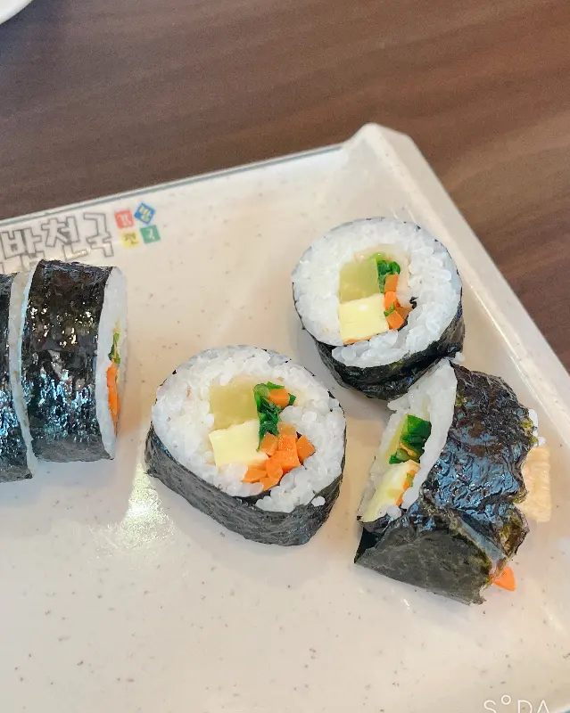 소박하지만 정겨운 김밥의 모습