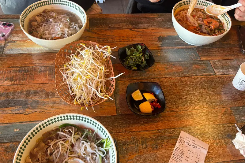 테이블 가득 차려진 쌀국수와 반찬