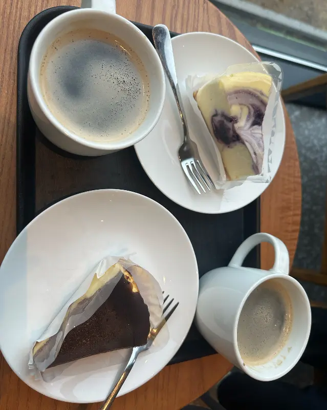 따뜻한 아메리카노와 달콤한 케이크