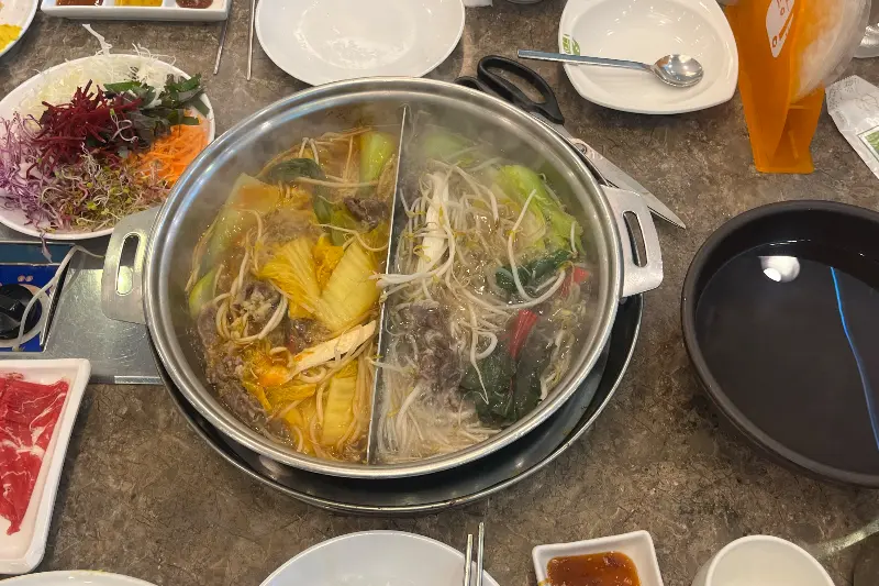 두 가지 육수가 담긴 샤브샤브 냄비
