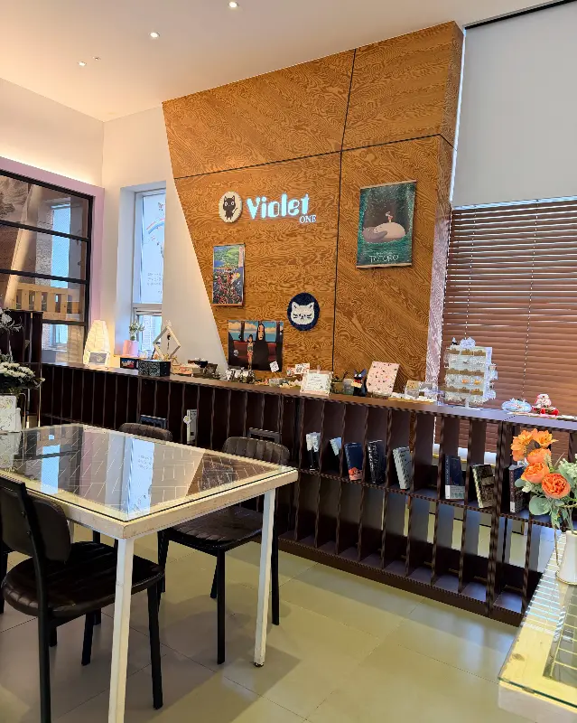 고양이 소품이 진열된 카운터