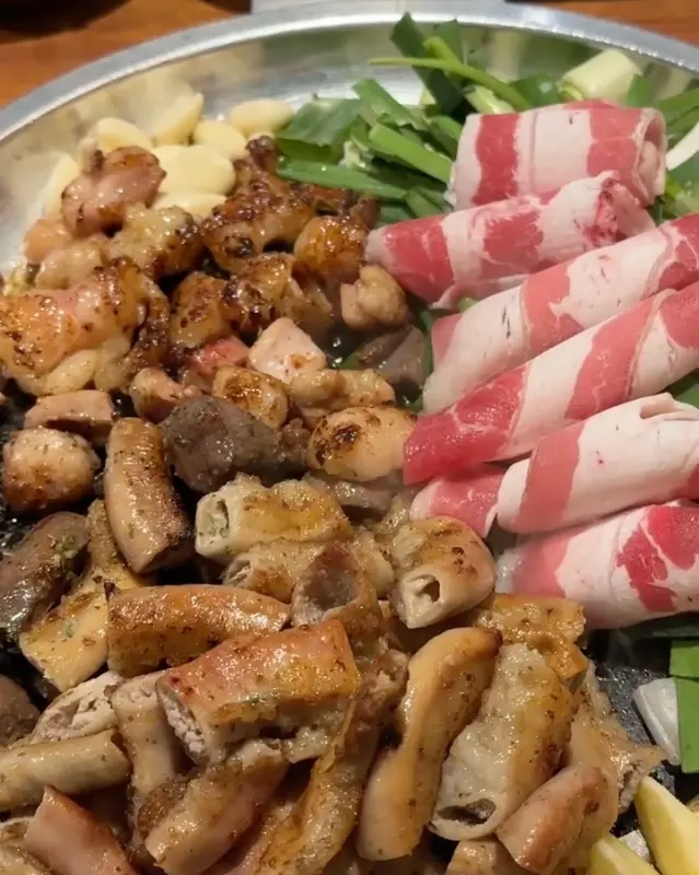 불판 위의 모듬 곱창