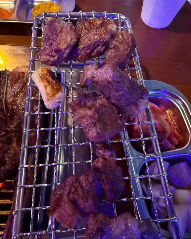 노릇하게 구워진 양갈비 스테이크, 겉바속촉의 정석