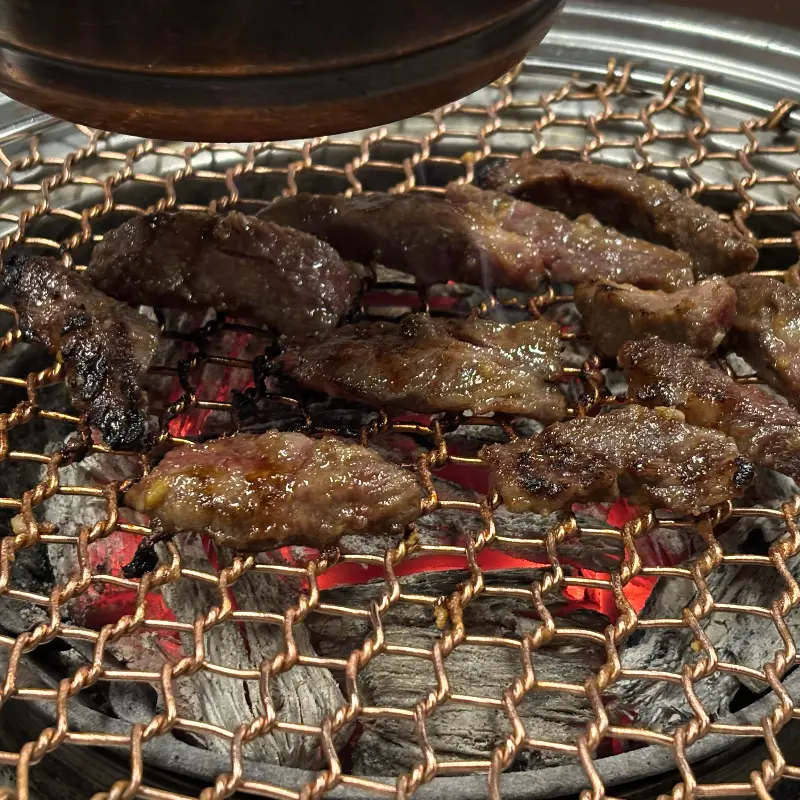 숯불 위에서 익어가는 갈비살