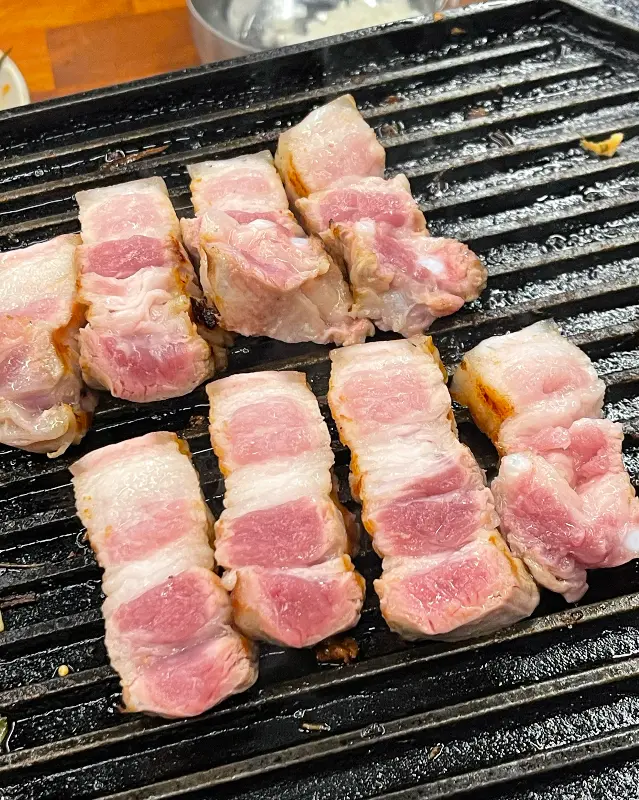 신선한 흑돼지 오겹살