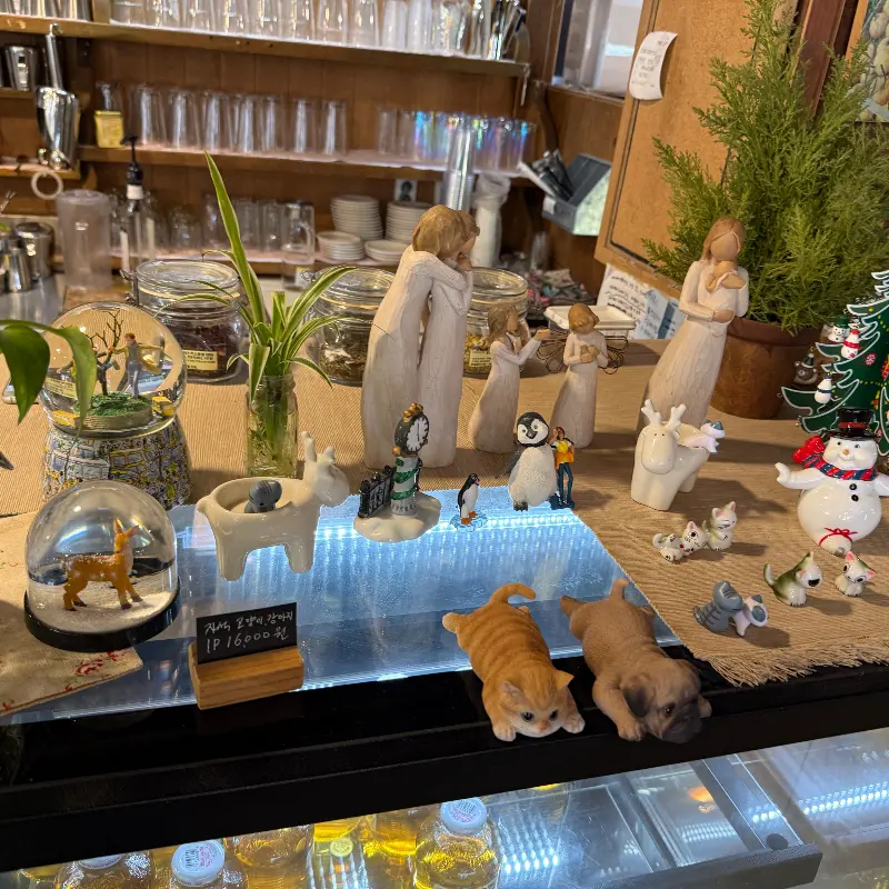 다양한 피규어 소품들이 진열된 모습