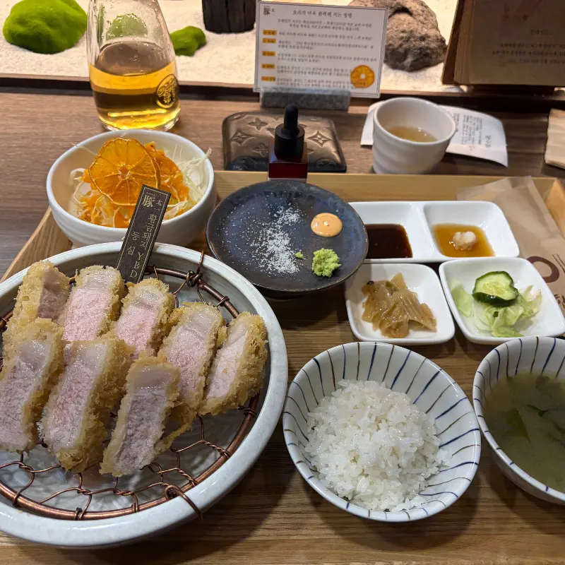 정갈하게 차려진 한 상 차림