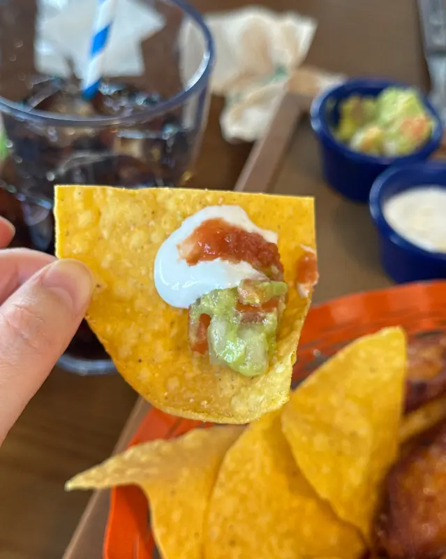 나쵸 위에 과카몰리와 살사를 얹어 한 입에!