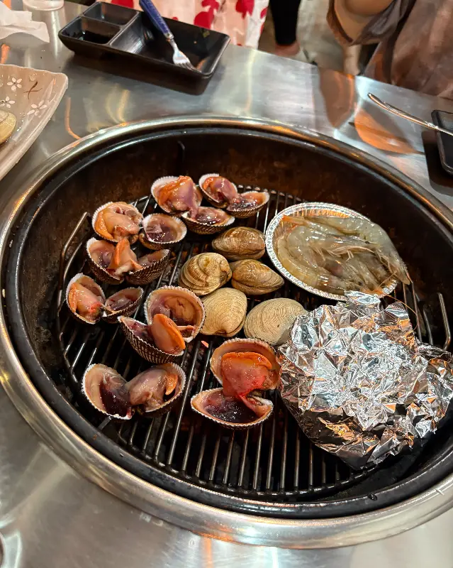 조개와 새우가 구워지는 모습