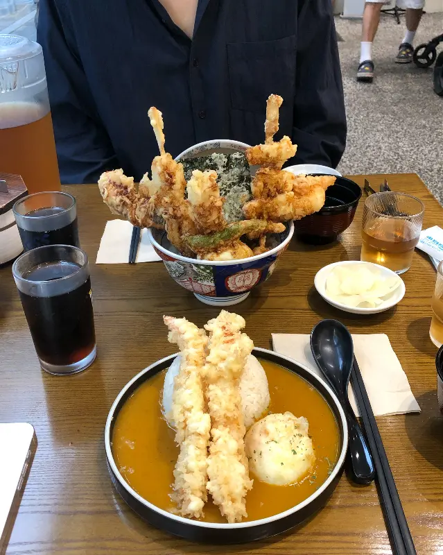 온센 텐동과 부타카츠 카레의 환상적인 조합