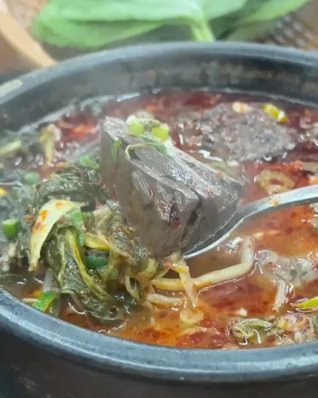 뚝배기 가득 담긴 해장국