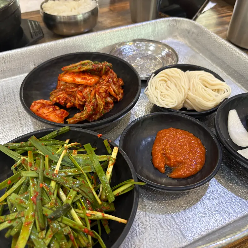 국밥과 함께 제공되는 푸짐한 밑반찬