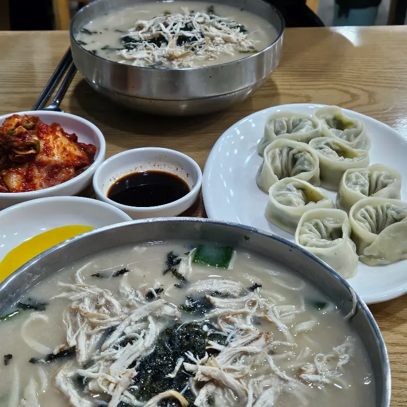 푸짐한 양을 자랑하는 칼국수 한 상