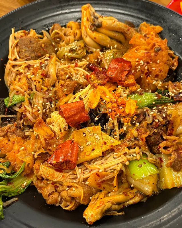 다양한 재료와 향신료가 어우러진 마라샹궈