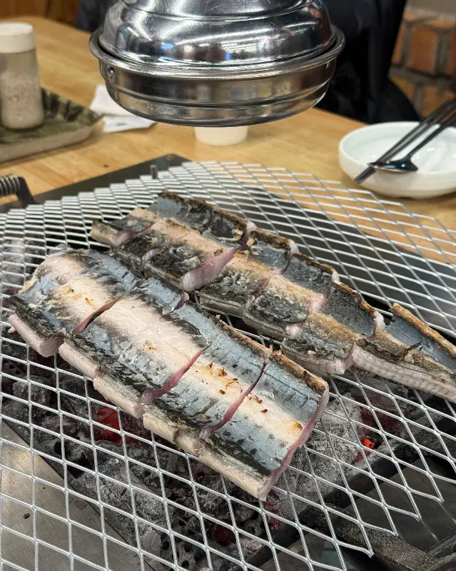 숯불에 구워진 통통한 장어