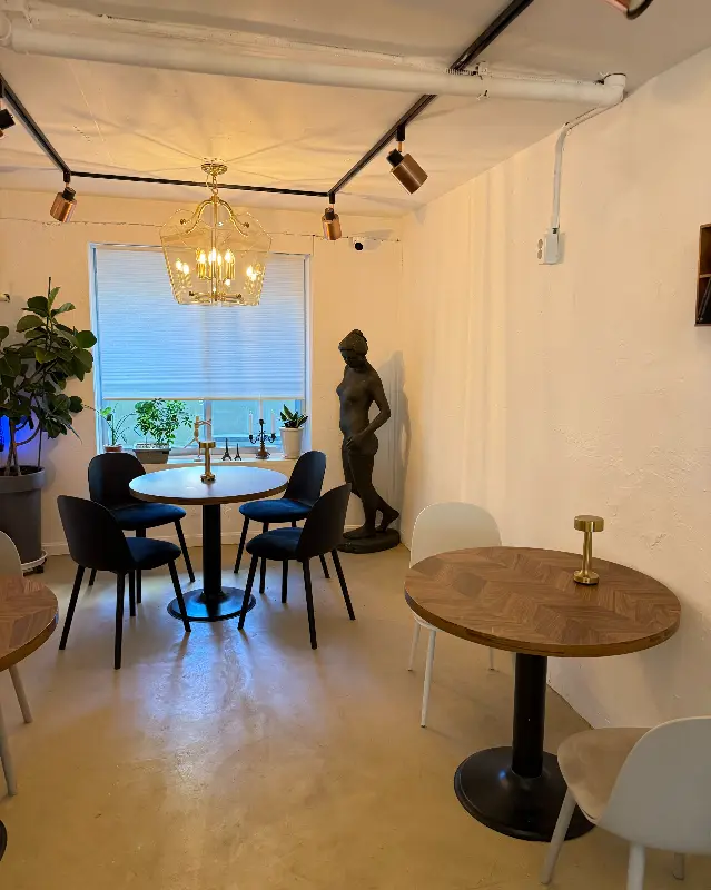 앤티크한 가구와 조명이 놓인 디 헤이븐 내부