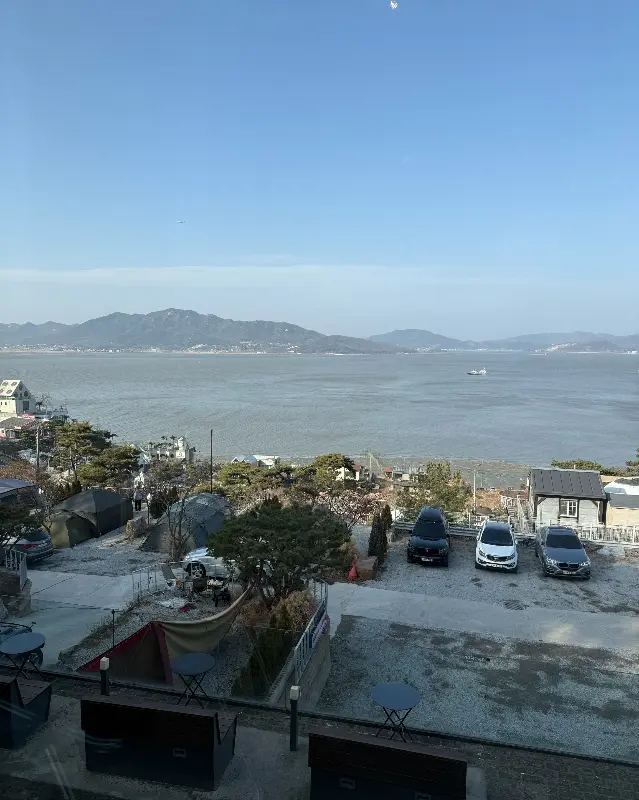 트라몬토 카페에서 바라본 탁 트인 바다 풍경