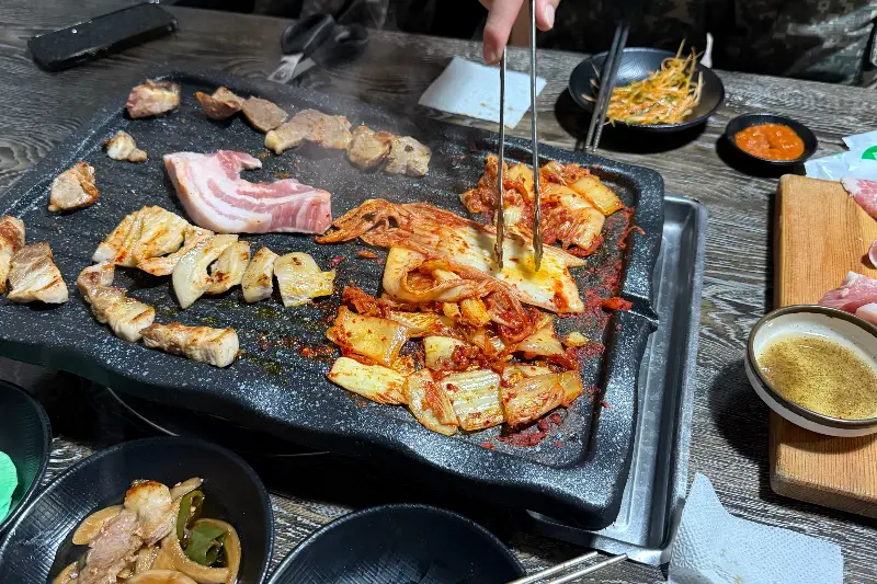 김치와 함께 구워지는 삼겹살