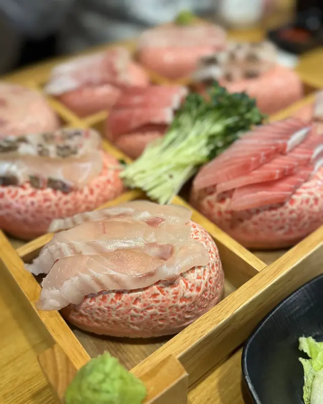 나무 상자에 담겨 나온 신선하고 푸짐한 모듬 사시미