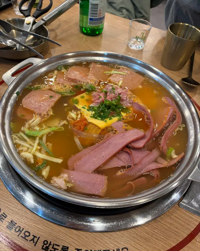 푸짐한 양의 부대찌개