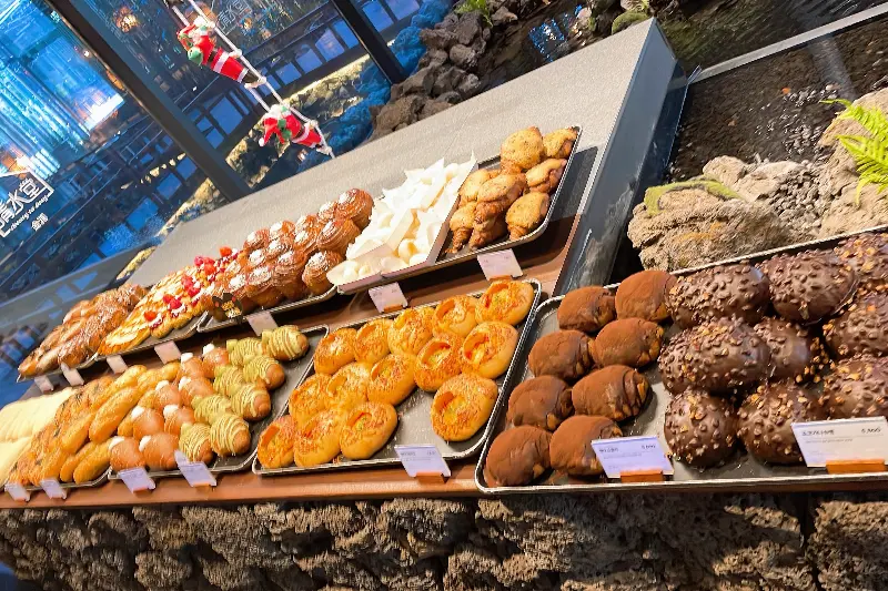 다양한 빵이 진열된 모습