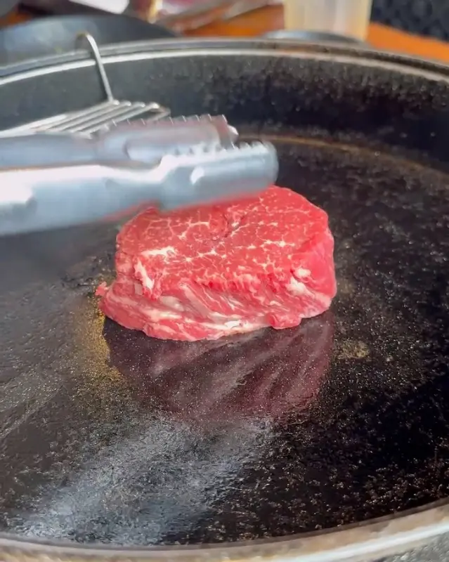 불판 위에서 익어가는 소고기