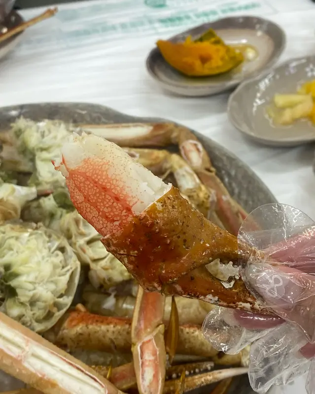 대게 다리살을 발라 먹는 모습