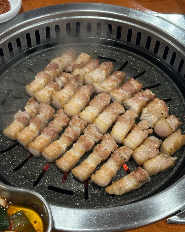 전문가의 손길로 구워지는 삼겹살