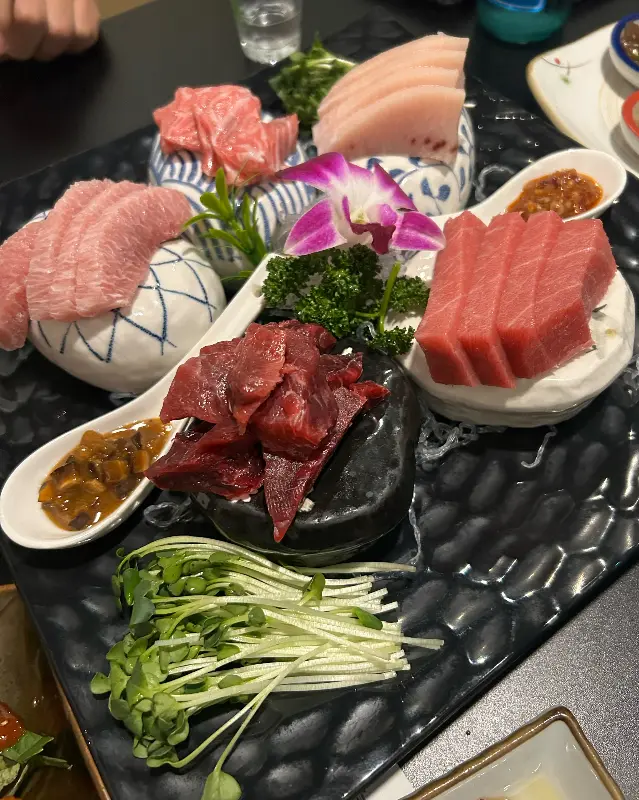 화려한 비주얼의 참치회 모듬