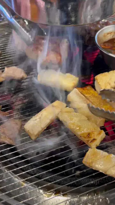 숯불 위에서 익어가는 고기