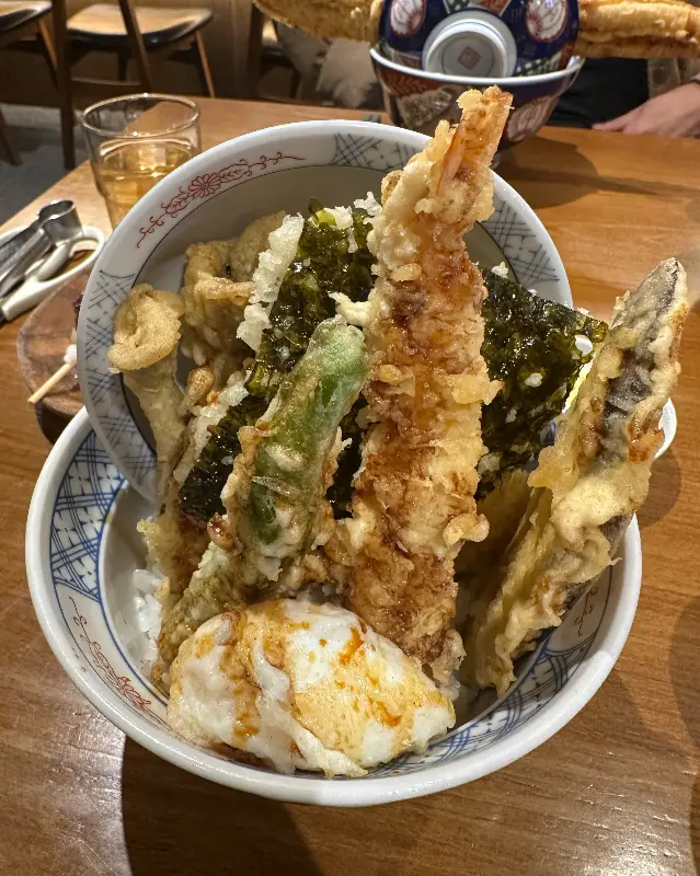 아나고 텐동의 튀김과 반숙 계란