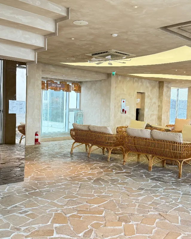 야외 테이블과 애월 바다